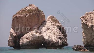 希腊，塞浦路斯，阿芙罗狄蒂的游泳池，岩石从海水中伸出，海岸上有岩石，岩石垂直伸展